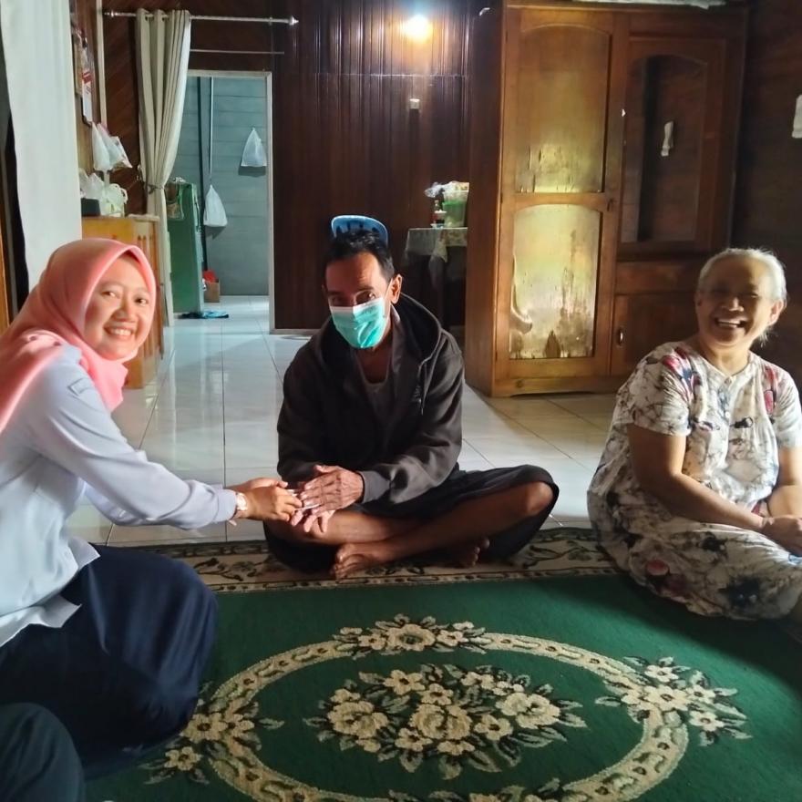 Perduli Warga Sakit Pemdes Gunung Ulin Berikan Santunan 